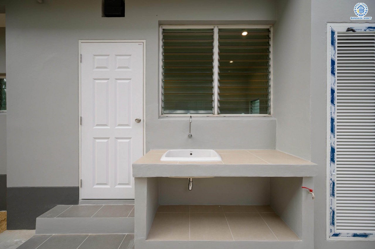 บ้านมือสองตกแต่งใหม่ แบรนด์ LH โครงการ มัณฑนา เพชรเกษม81 พร้อมรองรับทุกความสุข บนเนื้อที่ 54.4 ตร.ว. พื้นที่ใช้สอยกว่า 123.84 ตร.ม. พร้อมฟังก์ชัน 3 ห้องนอน 3 ห้องน้ำ จอดรถได้ 2 คัน บนทำเลเชื่อมต่อสู่ ถ.เพชรเกษม, ถ.พุทธมณฑลสาย4 ใกล้เดอะมอลล์ บางแค และม.มหิดล...